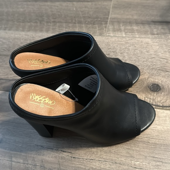 Black open toe heels - Picture 2 of 5